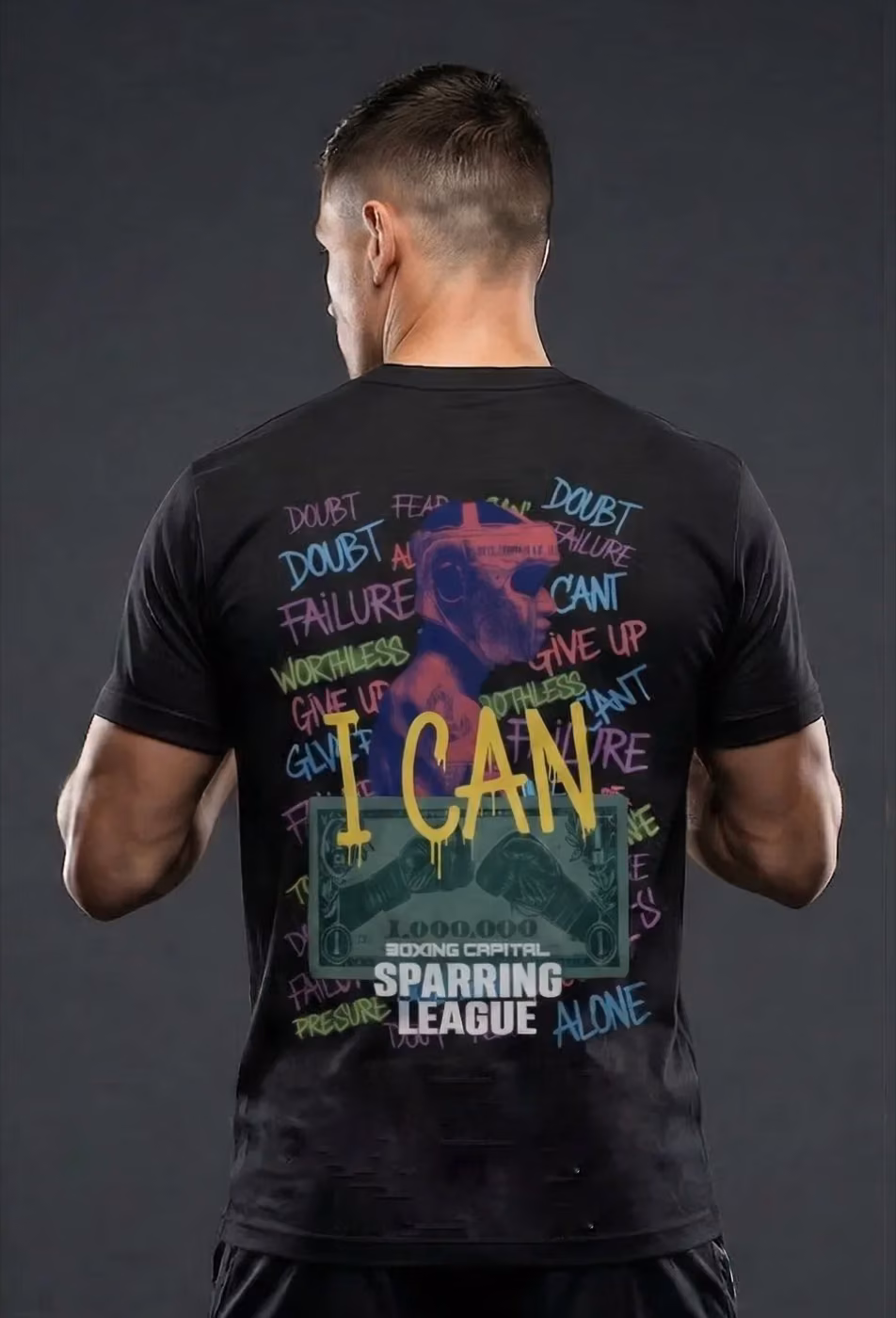 Playera I CAN Sparring League en modelo vista posterior